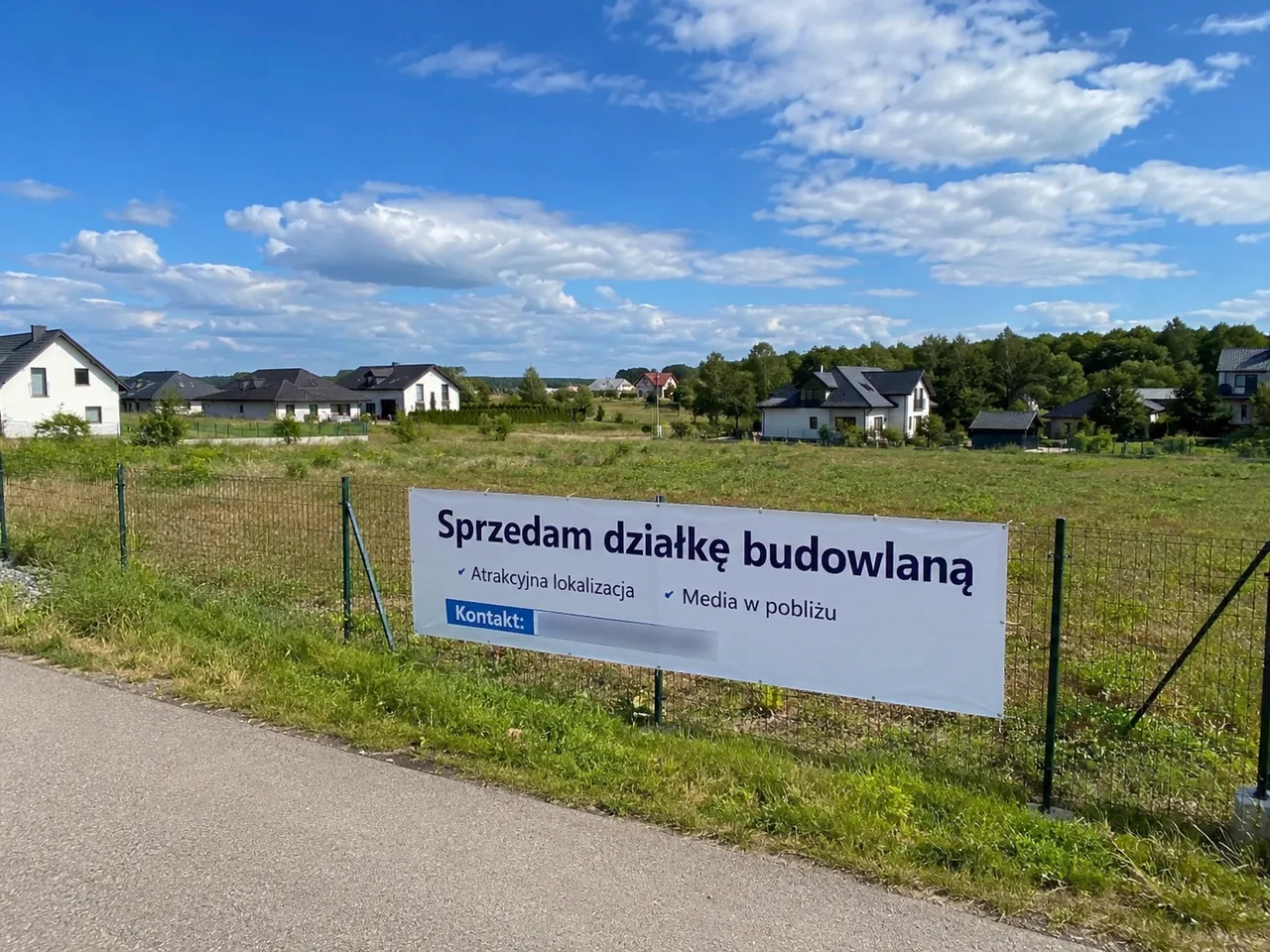 Duży baner reklamowy zamontowany na elewacji budynku