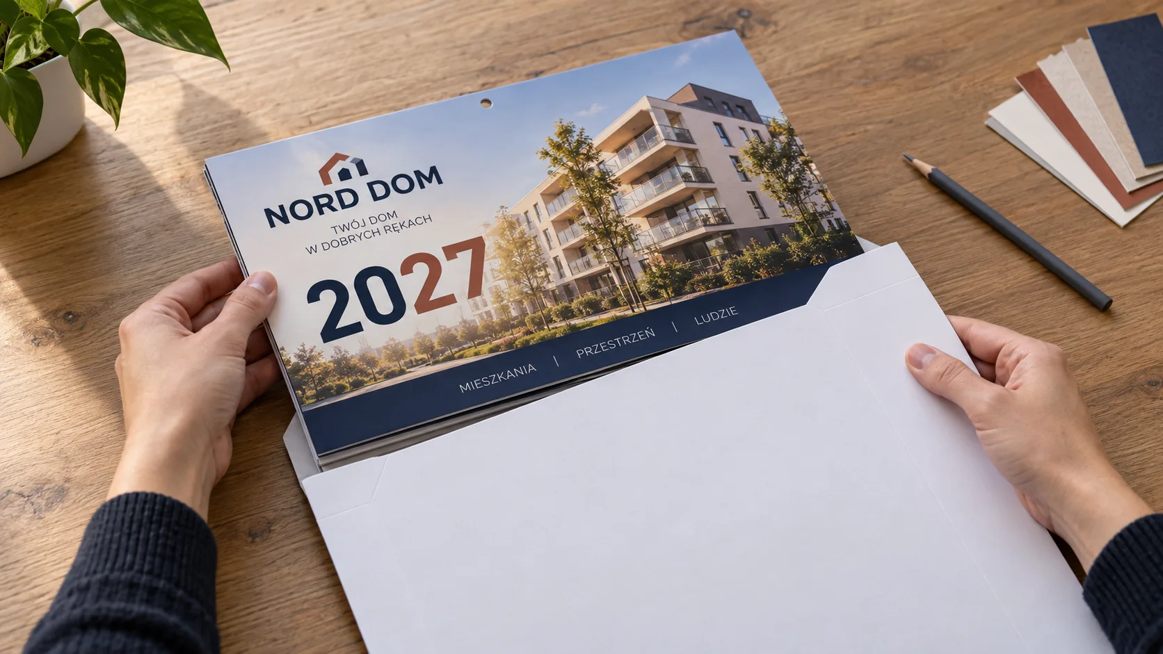 Złożony kalendarz trójdzielny 2027 wsuwany do dopasowanej białej koperty kartonowej